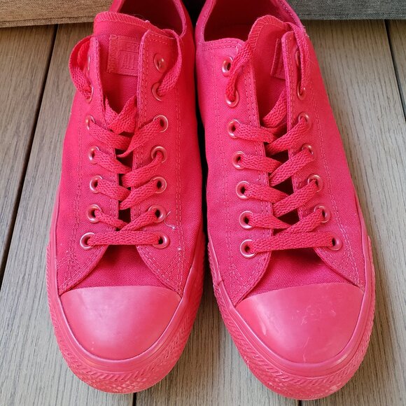 EUC CTAS Converse 153031F Triple Varsity Red monochrome (9M / 11W) KICKS - Picture 1 of 7
